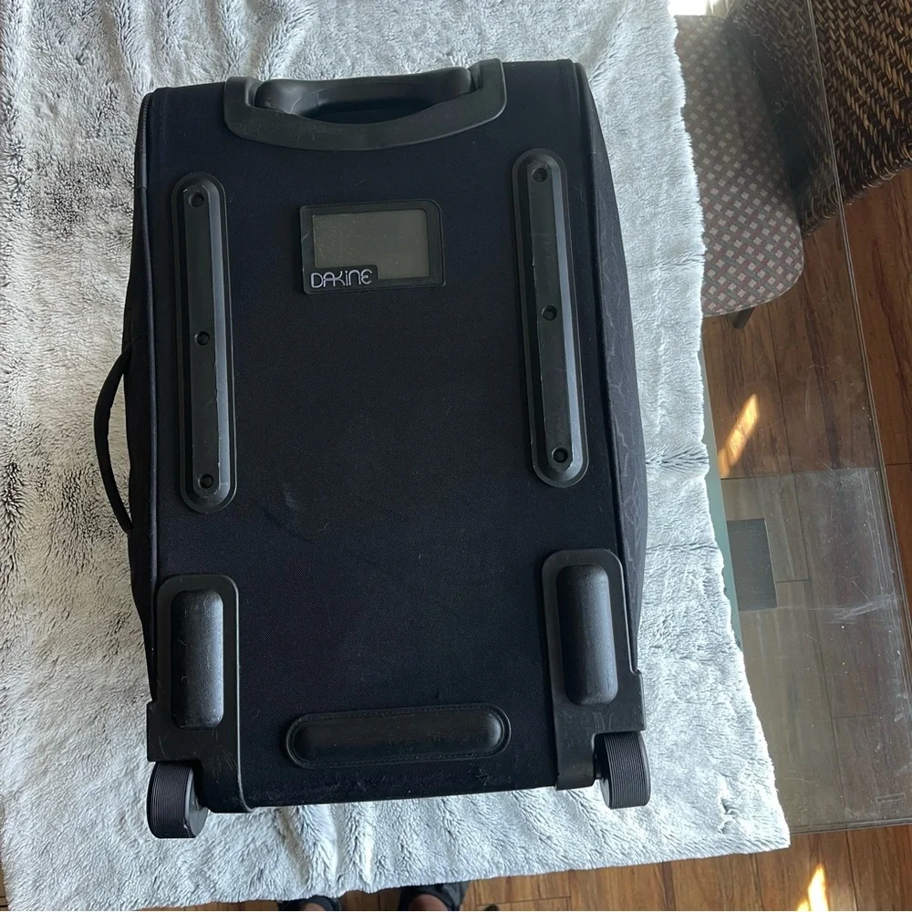 DAKINE 2 Wheel Carry On Roller Suitcase 42L - Picture 7 of 16